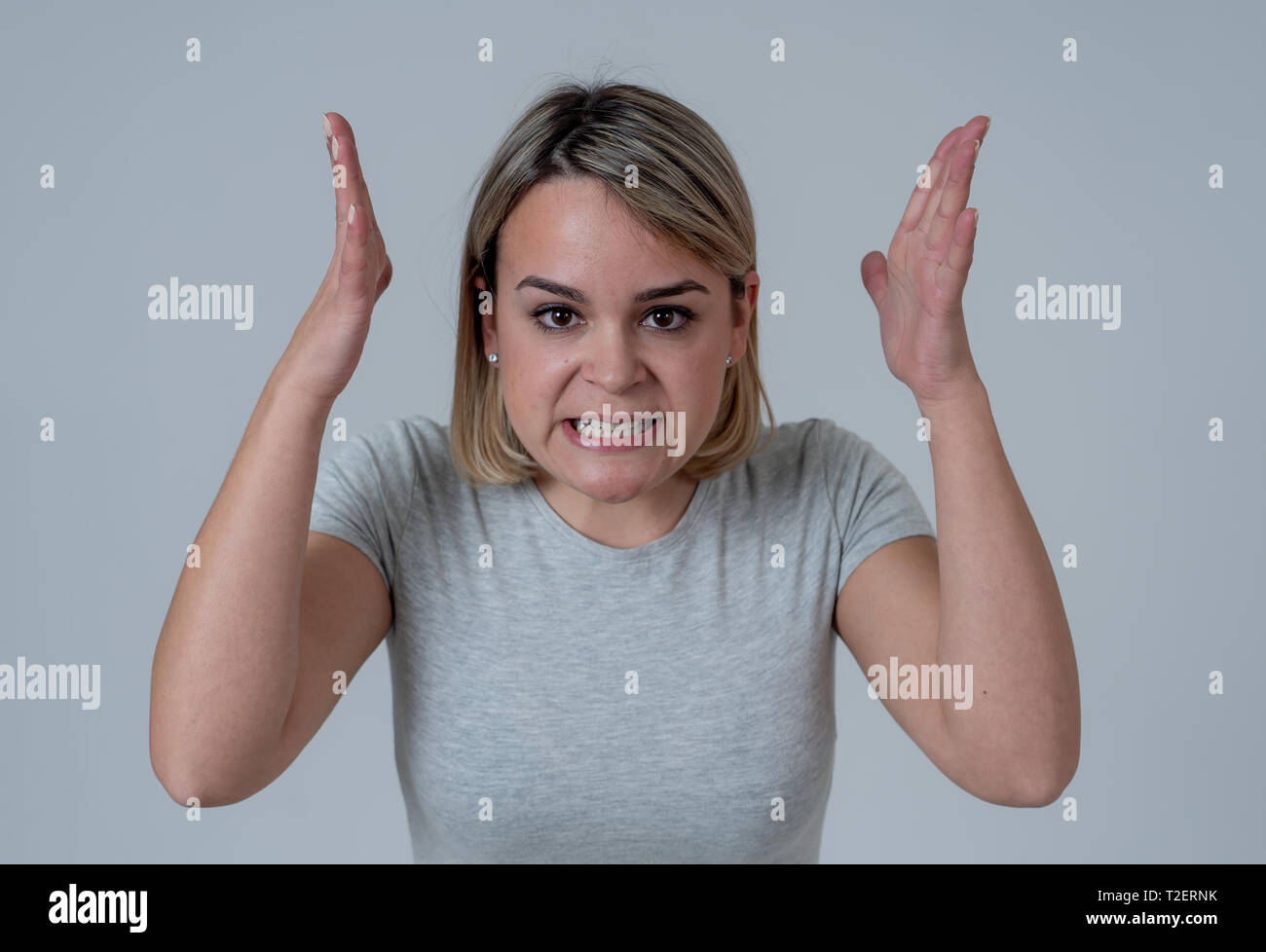 In der Nähe der Jugendlichen attraktive kaukasische Frau mit einem wütenden Gesicht. Suchen wahnsinnig und verrückt schreien und die wütenden Gesten. Auf weiß Isoliert backgro Stockfoto