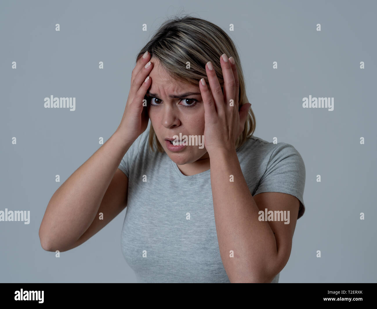 Nahaufnahme, Porträt der jungen Frau Gefühl Angst und schockiert ihr Gesicht verstecken von etwas beängstigend. Auf der Suche mit Angst in den Augen. Menschen und die Ausdr Stockfoto