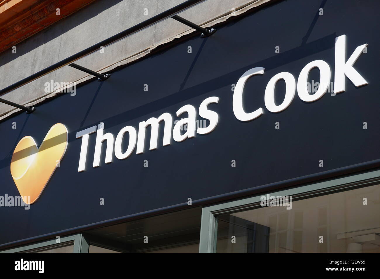 Schild über dem Eingang eines Thomas Cook Reisebüro in Reading, Großbritannien Stockfoto