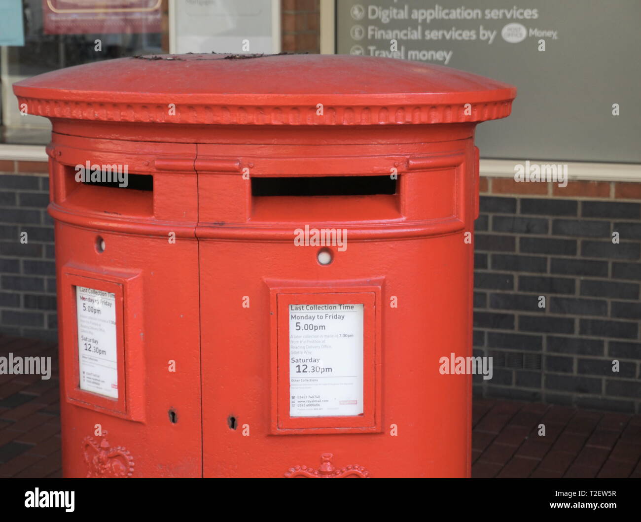 Red double fronted Post Box im Stadtzentrum von Reading, Großbritannien Stockfoto