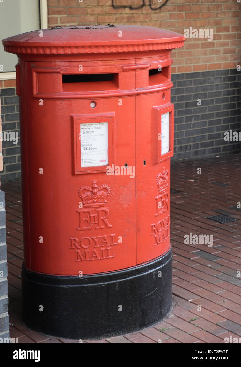 Red double fronted Post Box im Stadtzentrum von Reading, Großbritannien Stockfoto