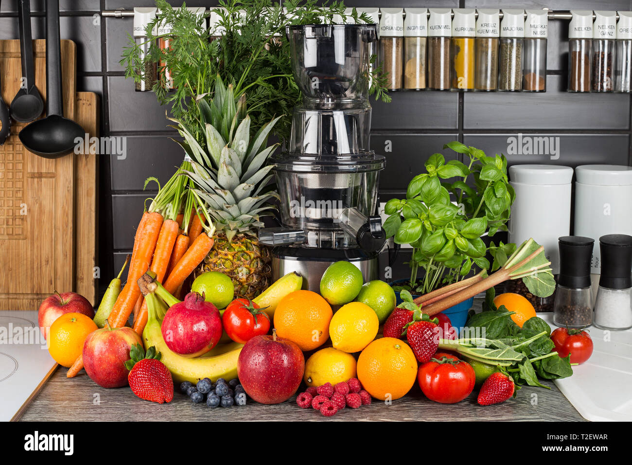 Langsam Entsafter in der Küche mit vielen Obst- und Gemüsesaft gesunder Lebensstil Ernährung Konzept Hintergrund Stockfoto