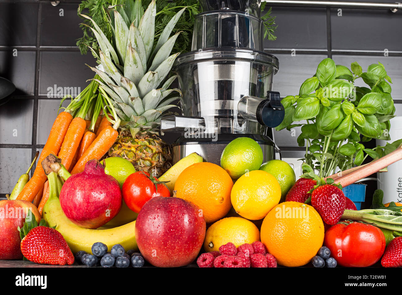 Langsam Entsafter in der Küche mit vielen Obst- und Gemüsesaft gesunder Lebensstil Ernährung Konzept Hintergrund Stockfoto