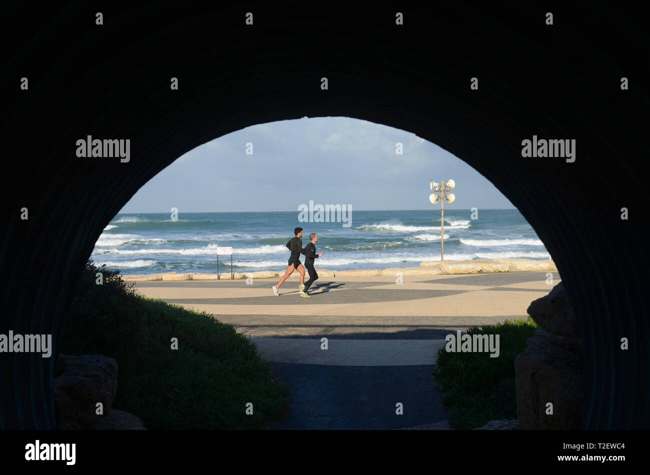 Joggen auf der Tel Aviv Promenade. Stockfoto