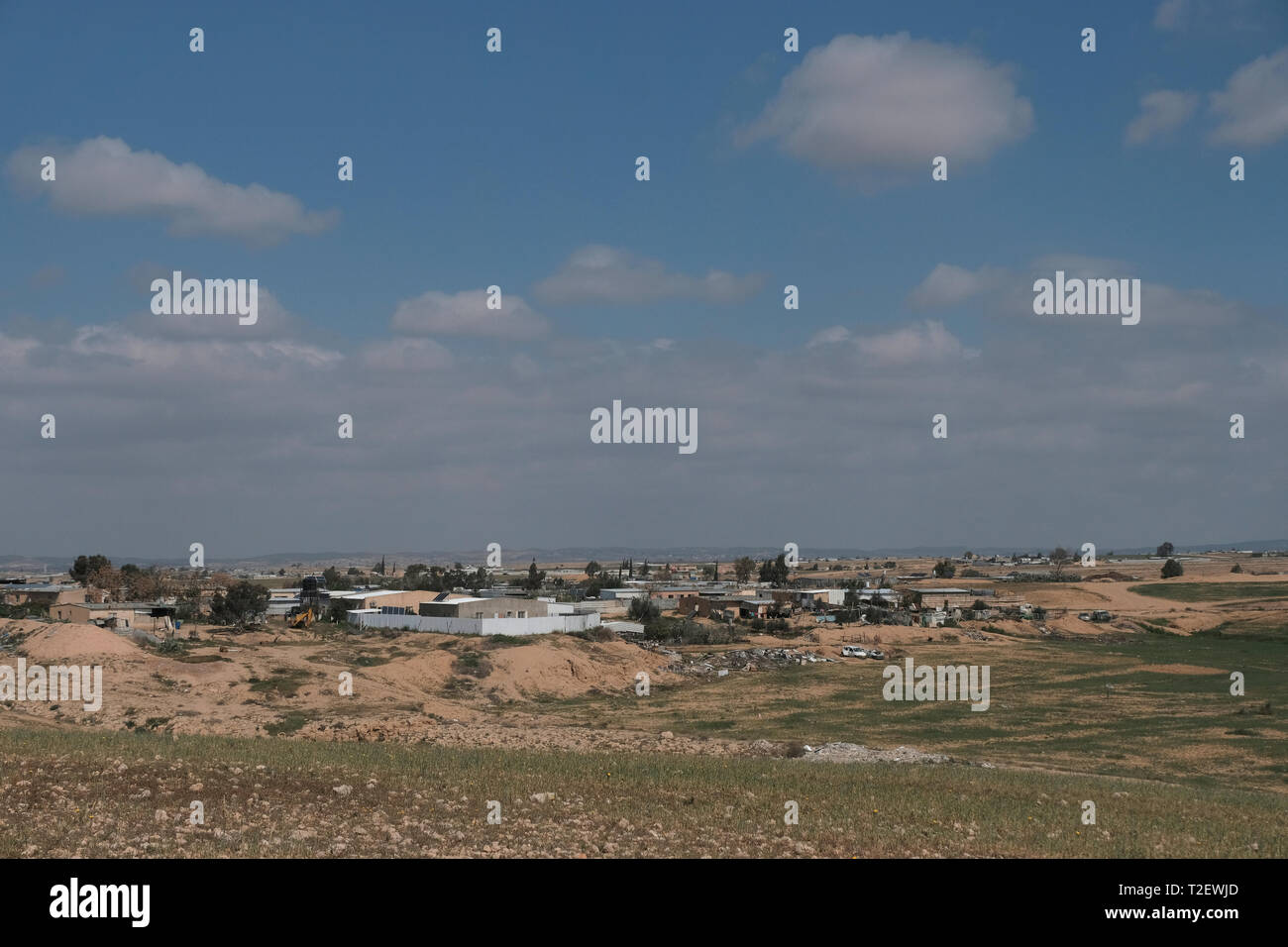 Blick auf das unbekannte Dorf al-Zarnuk in der Negev-Wüste Süd-Israel. Viele Beduinen im Negev leben in Gemeinden, die ohne staatliche Genehmigung gegründet wurden, in diesem Fall wird jede Konstruktion auf dem Gelände als illegal angesehen. Der Staat erteilt Abbruchbefehle gegen Bauvorhaben, die ohne Genehmigung errichtet wurden, aber nicht alles davon befindet sich in nicht anerkannten Dörfern. Einige befinden sich in gesetzlich anerkannten Beduinengemeinschaften. Stockfoto