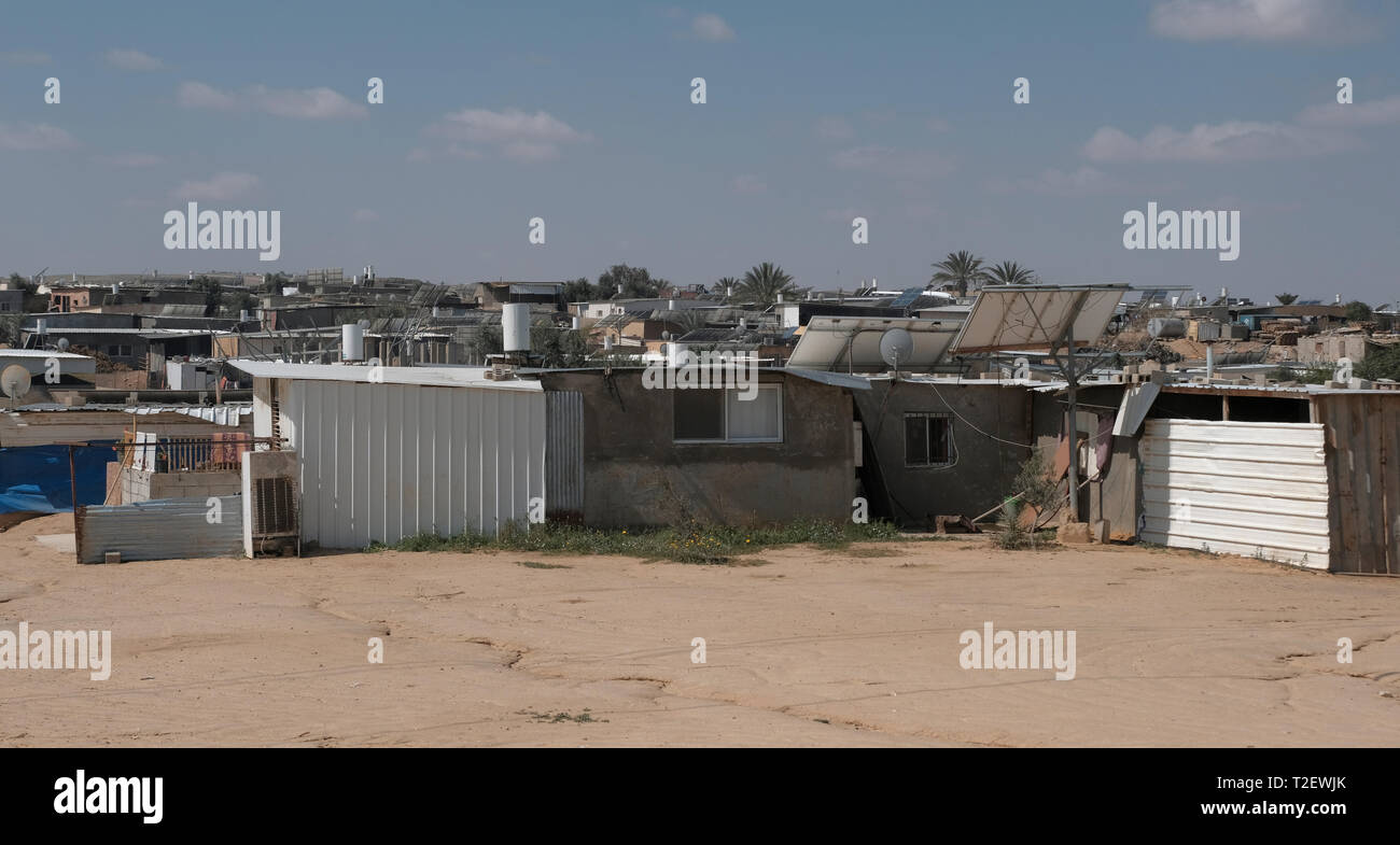 Blick auf das unbekannte Dorf al-Zarnuk in der Negev-Wüste Süd-Israel. Viele Beduinen im Negev leben in Gemeinden, die ohne staatliche Genehmigung gegründet wurden, in diesem Fall wird jede Konstruktion auf dem Gelände als illegal angesehen. Der Staat erteilt Abbruchbefehle gegen Bauvorhaben, die ohne Genehmigung errichtet wurden, aber nicht alles davon befindet sich in nicht anerkannten Dörfern. Einige befinden sich in gesetzlich anerkannten Beduinengemeinschaften. Stockfoto