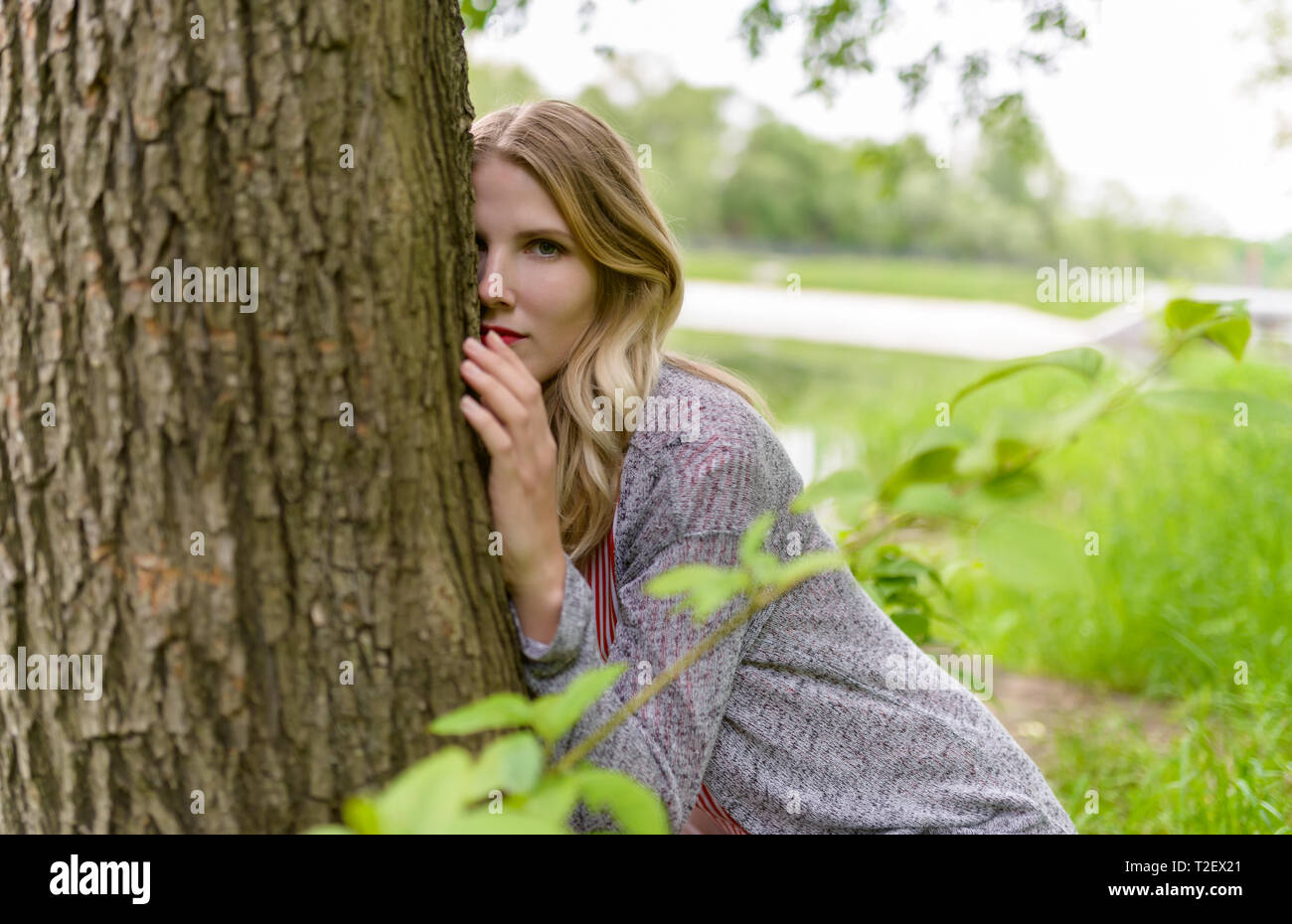 Junge Frau berührt den Baum. Selektive konzentrieren. Stockfoto