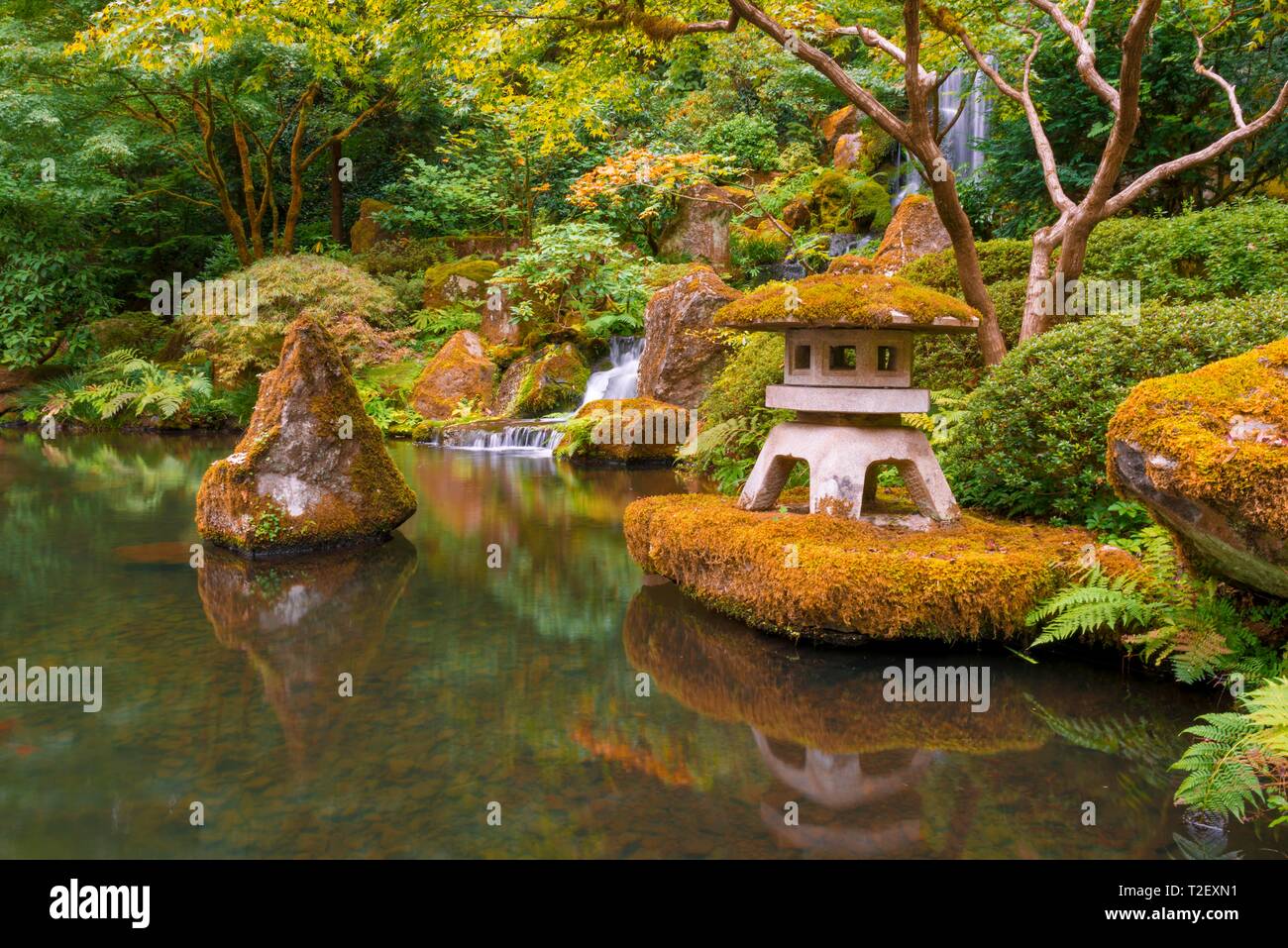 Teich mit Schrein und Wasserfall, Japanischer Garten, Portland, Oregon, USA Stockfoto