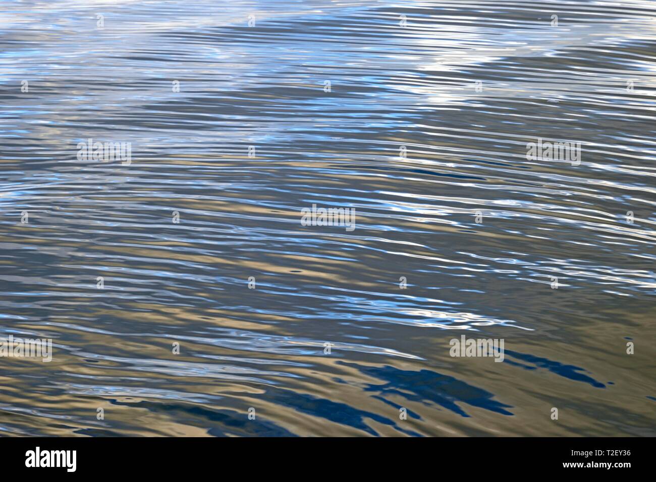 Reflexion der bewölkten Himmel auf welligem Wasser Oberfläche, Nordsee, Deutschland Stockfoto