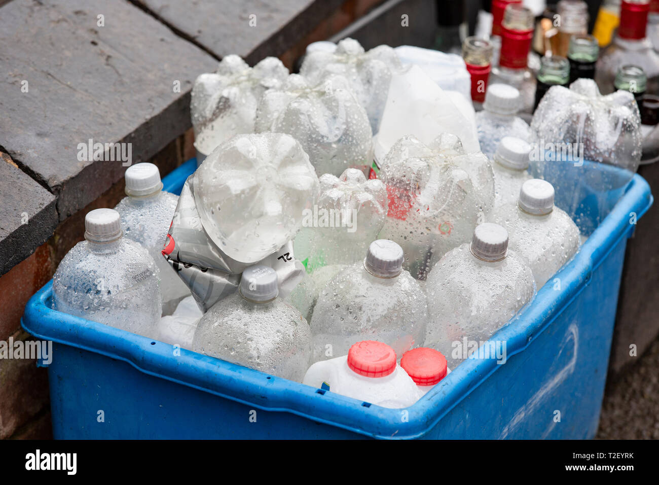 Plastic bottles left on the side of the road to be recycled in the UK Stockfoto