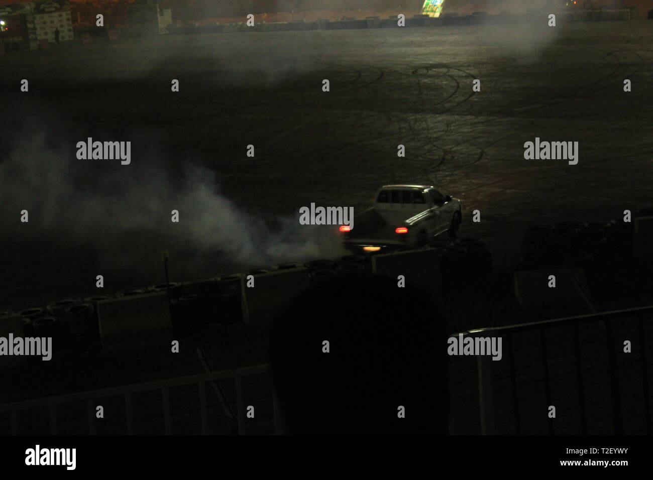 Autofahren auf freiem Gelände während des Driftwettbewerbs in Riad Stockfoto