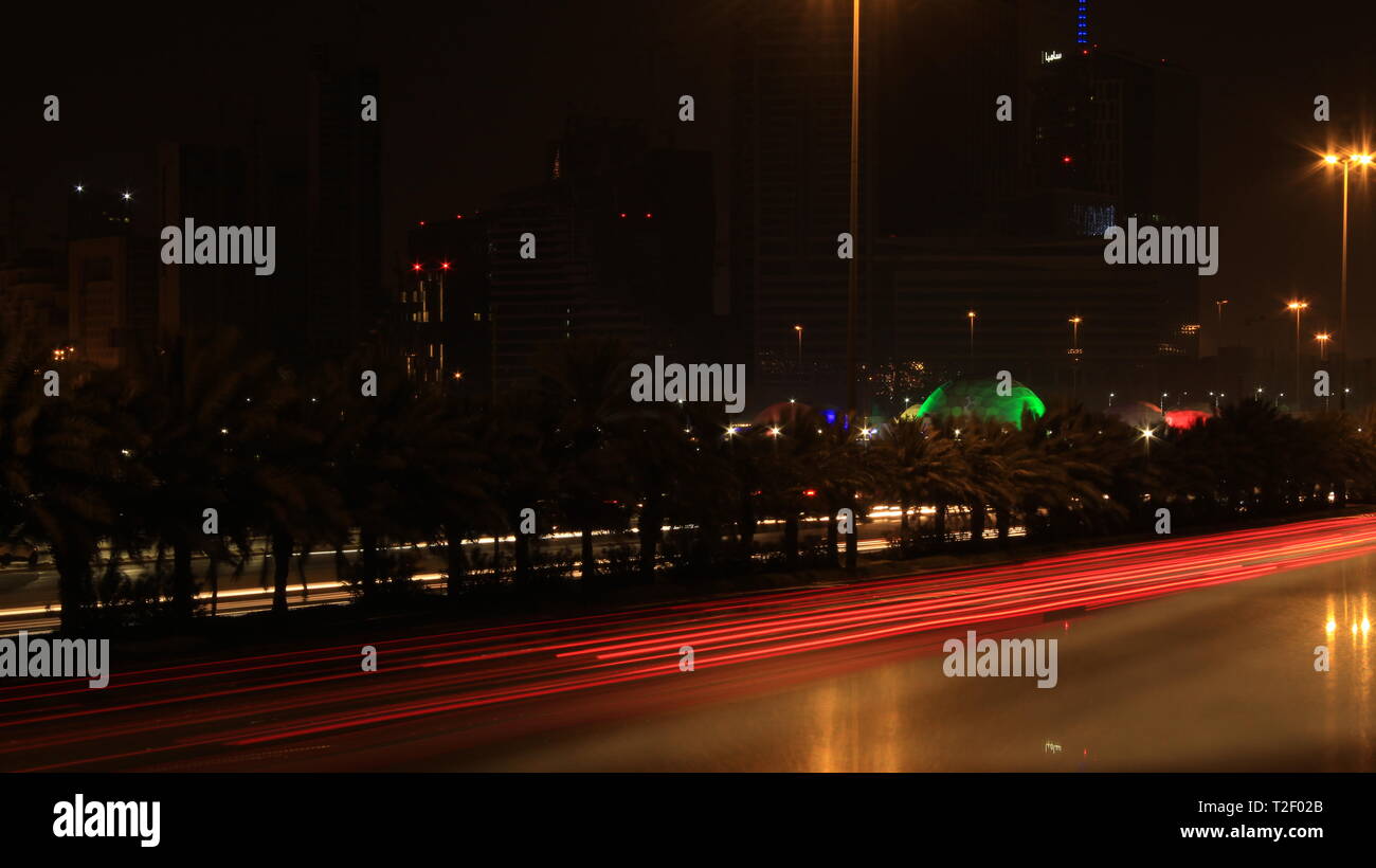 Langzeitbelichtung der Straßen von Riyadh City in der Nähe des King Abdullah Financial District (KAFD) mit Lichtern aus dem Winterwunderland und Blick von der King Fahd Road Stockfoto