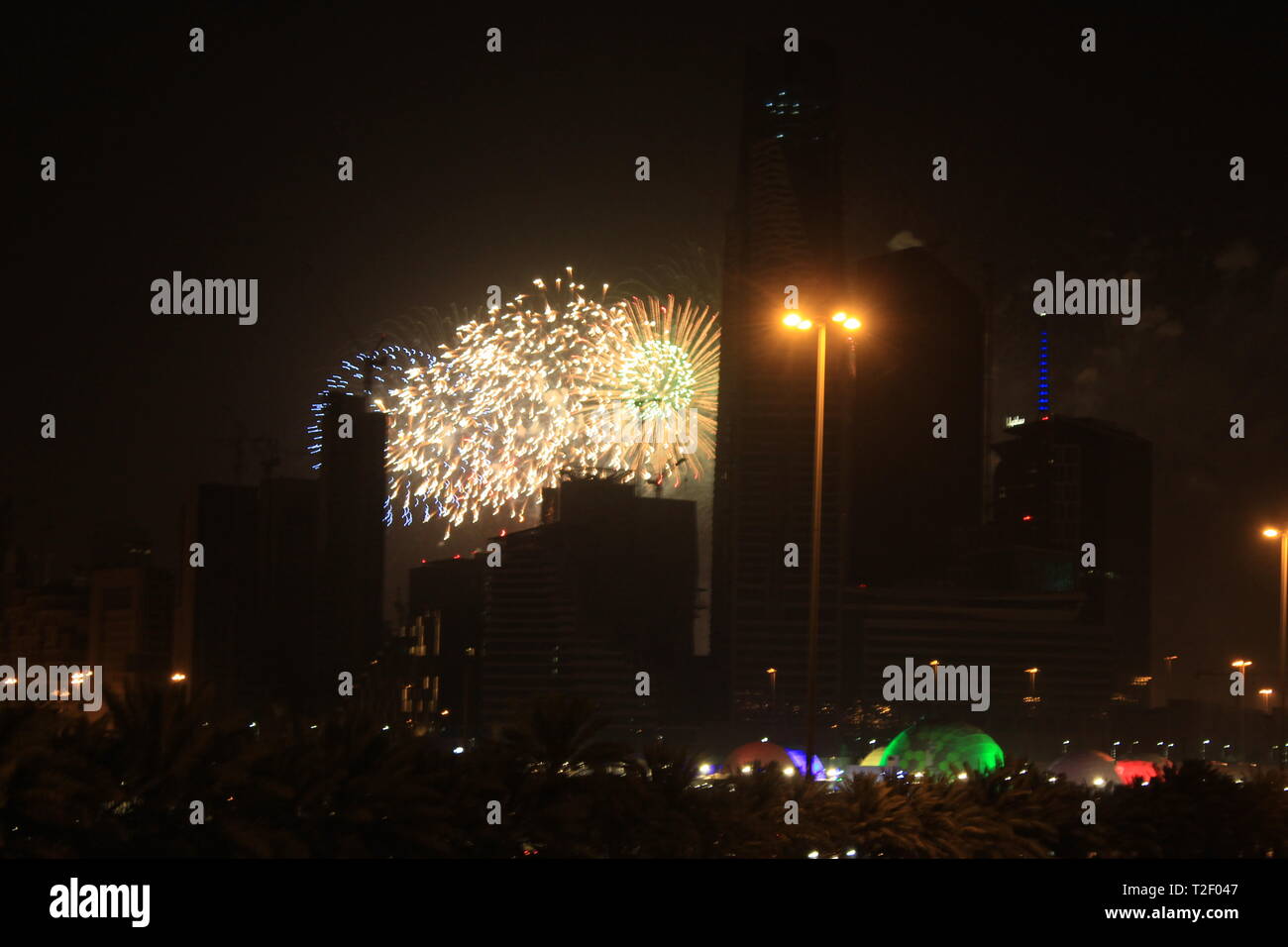 Feuerwerk auf Eid in Riyadh City in der Nähe des King Abdullah Financial District (KAFD) mit Lichtern aus dem Winterwunderland und Blick von der King Fahd Road Stockfoto