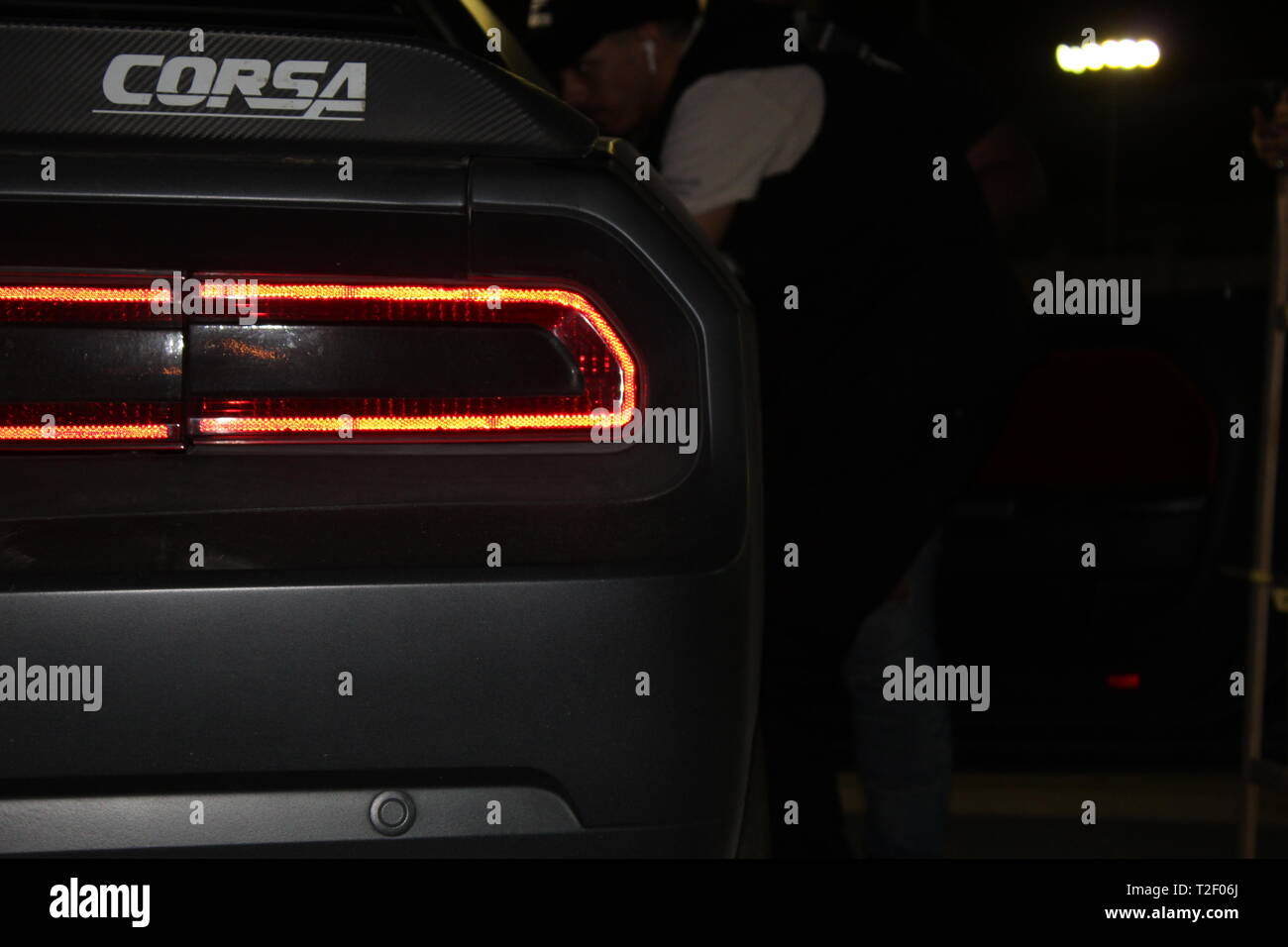 Heckleuchten von Black Dodge Challenger Car mit CORSA Sticker Stockfoto