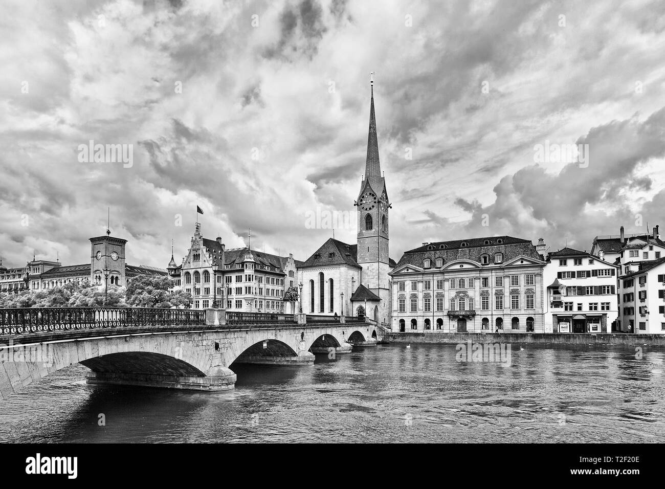 Blick auf die Altstadt, gesehen vom Fluss, Zürich, Schweiz Stockfoto