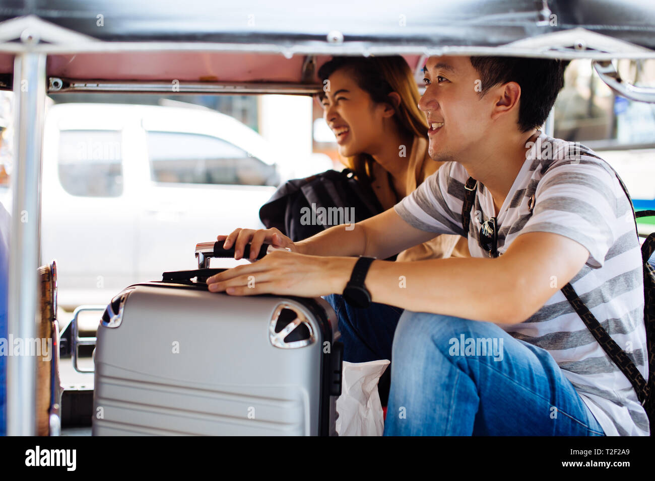 Junges Paar Touristen Bangkok erkunden mit lokalen Tuk Tuk taxi Während in Thailand Reisen Stockfoto