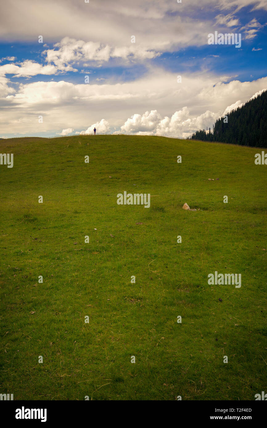 Reisen Frau Silhouette allein wandern in der Ferne gegen den blauen Himmel und die Größe der Natur um Sie herum Stockfoto