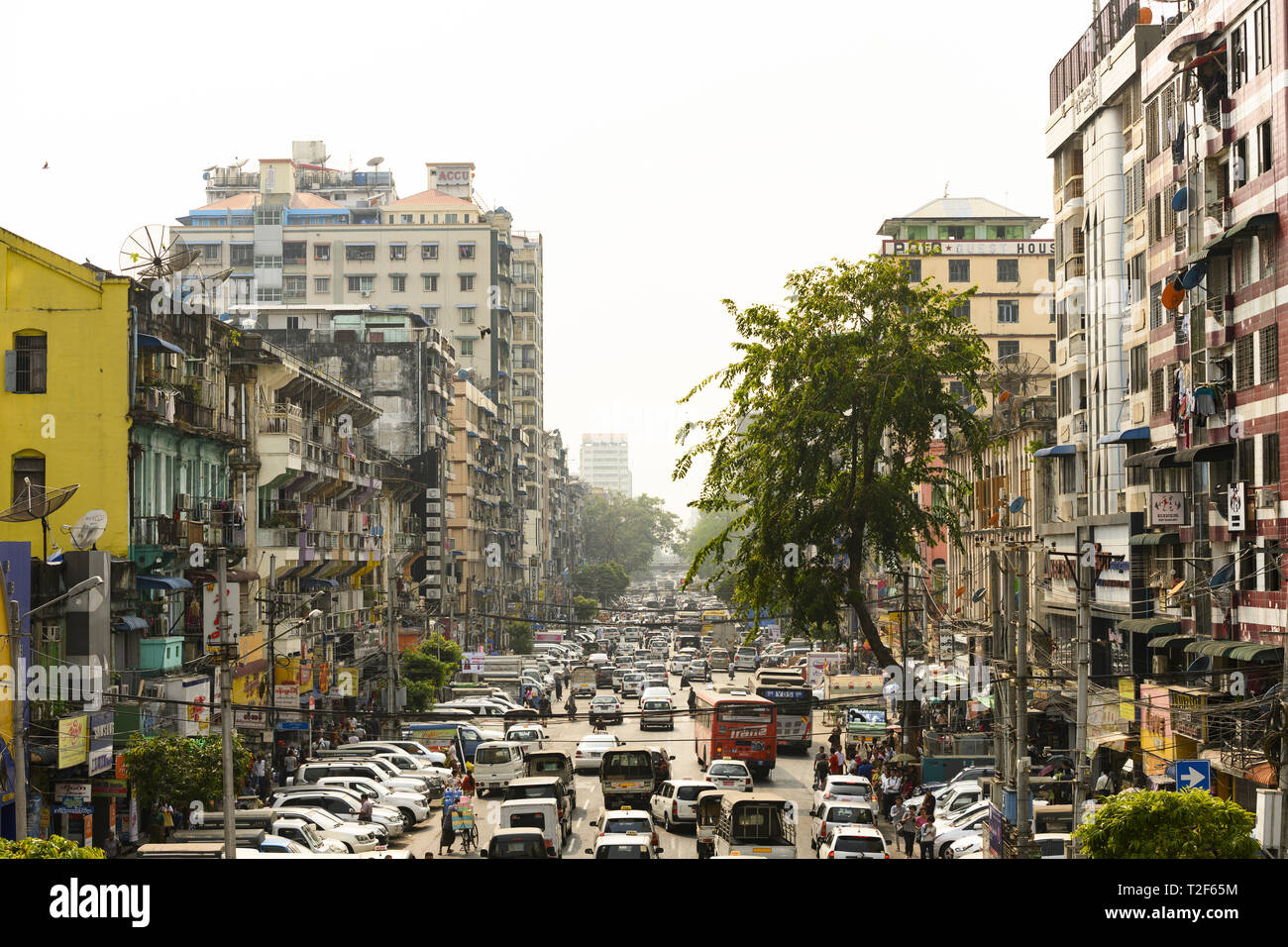 Täglichen Verkehr und das Leben in der Stadt auf den geschäftigen Straßen von Yangon während des Sonnenuntergangs. Yangon ist die Hauptstadt der Region Yangon Stockfoto