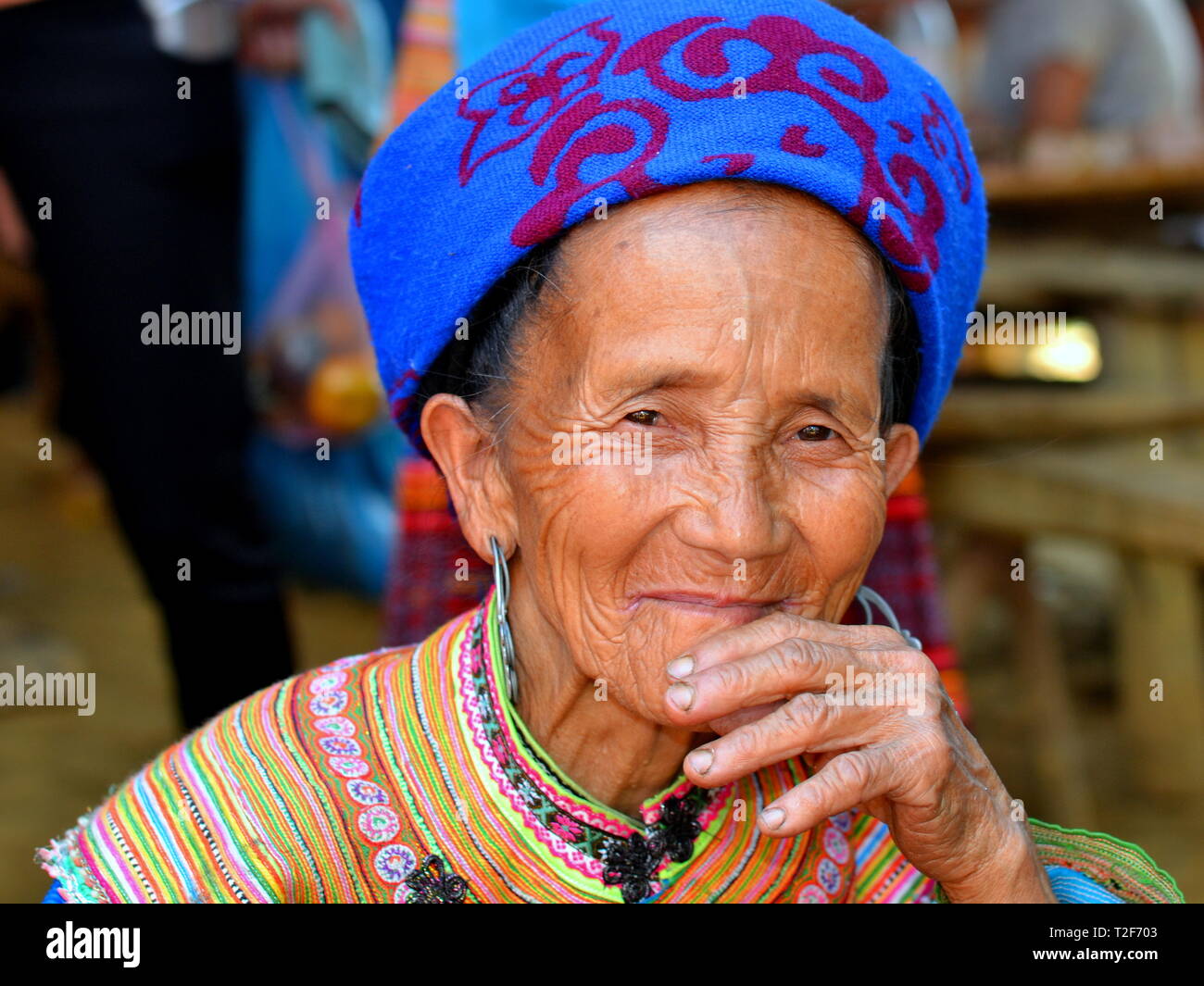 Alte vietnamesische Blume H'mong Frau trägt die bunte traditionelle Kragen der Blume H'mong Bergvolk Menschen und posiert für die Kamera. Stockfoto