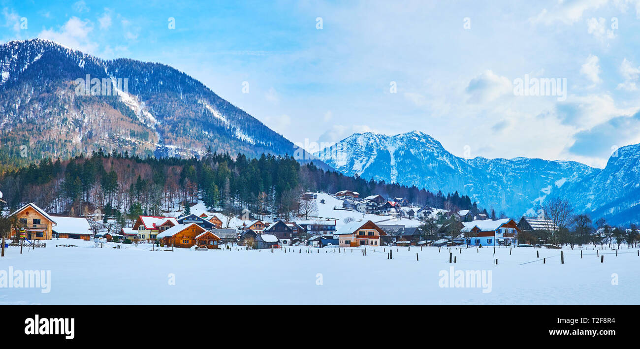 Panorama der verschneite Tal mit kleinen Holzhäuser von Obertraun Tourist Village, am Fuße des Dachsteinmassivs von Norther Kalkstein EIN Stockfoto