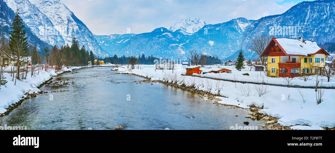 Die verschneite Tal unter den großen Alpen Dachsteinmassiv mit Obertraun Dorf am Ufer der Traun, Salzkammergut, Österreich. Stockfoto