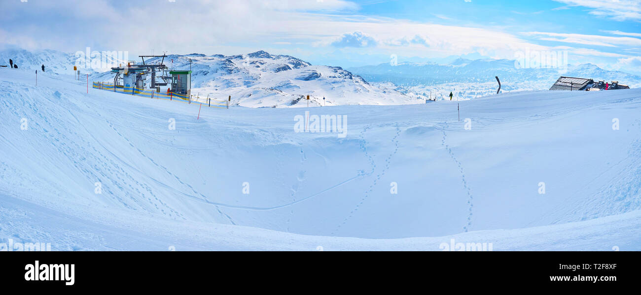 Entlastung des schneebedeckten Berg Krippenstein Dachstein von Norther Kalkalpen mit ausgebauten Sessellifte für Skifahrer und Boarder, Sal Stockfoto