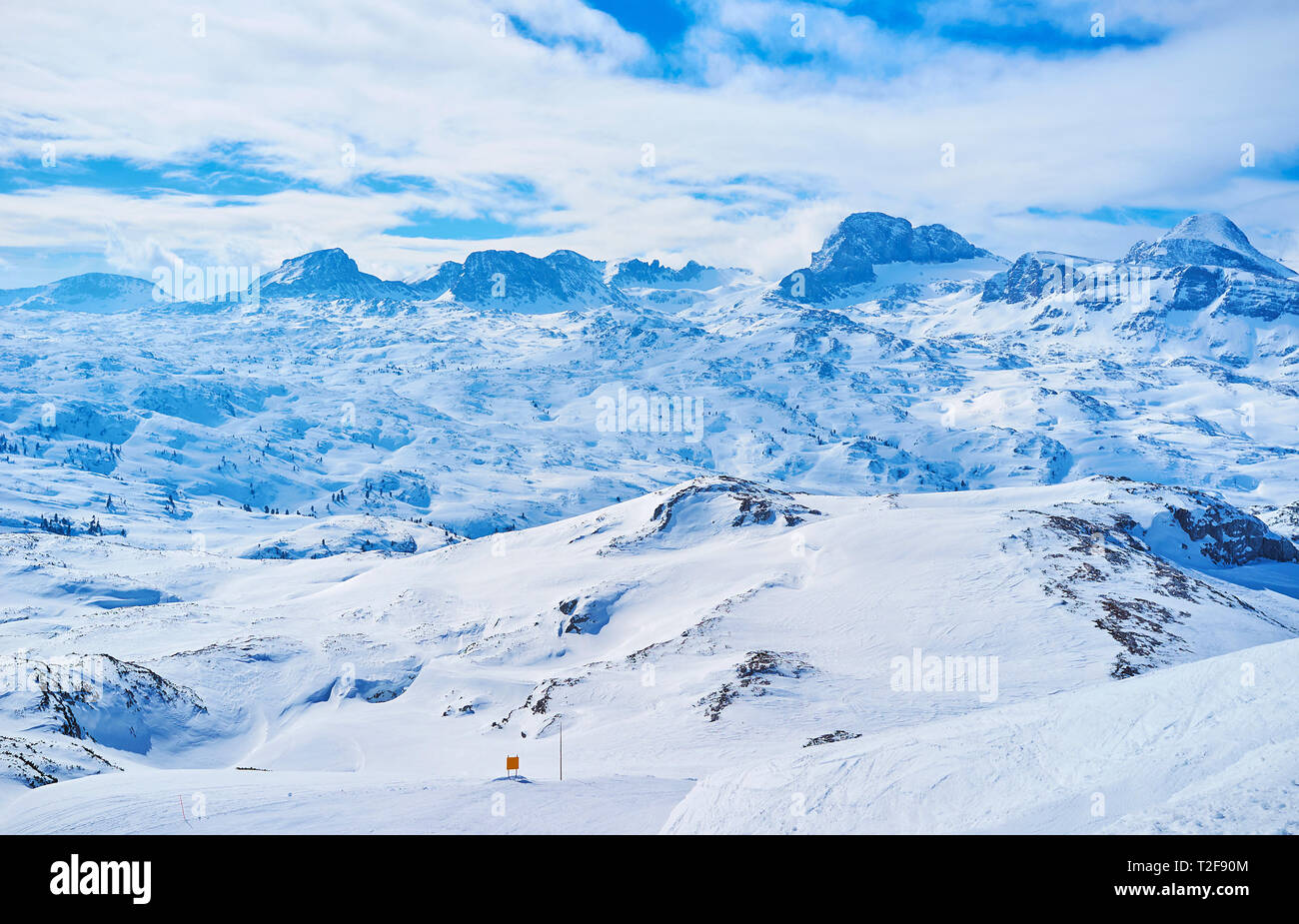 Der Krippenstein Berg ist der perfekte Ort, Dachstein Alpen zu erkunden und die scharfen Spitzen, oft mit Wolken und Schnee, Salzkammergut unterliegen Sie, Au Stockfoto