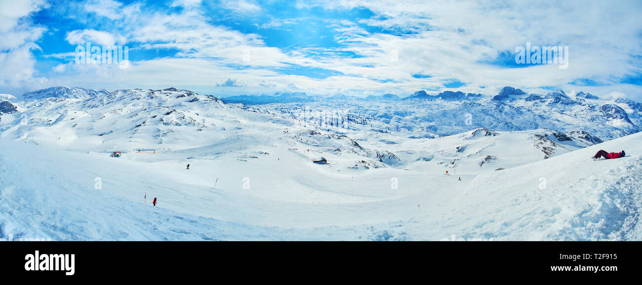 Panorama von der Loipe am Hang des Mount Krippenstein Dachstein mit scharfen Spitzen der Alpen am Horizont, Salzkammergut, Österreich. Stockfoto