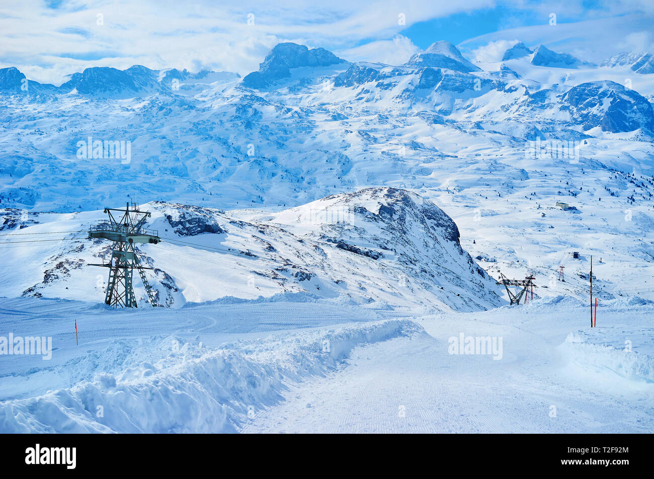 Die malerische Skyline mit felsigen Gipfeln und verschneite Pisten von Dachstein der Nördlichen Kalkalpen, wie es von der Piste der Krippenstein Berg gesehen, Stockfoto