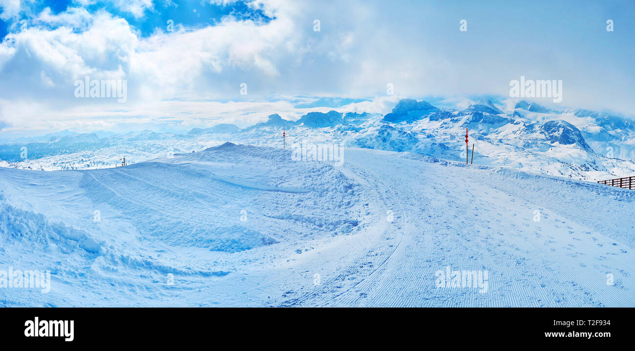 Panorama der Dachstein-Krippenstein mit seiner perfekten endlose Pisten, verschneite Hügeln und hohen felsigen Alpen, durch schwebende Wolken umgeben, Salzkammergut, Stockfoto