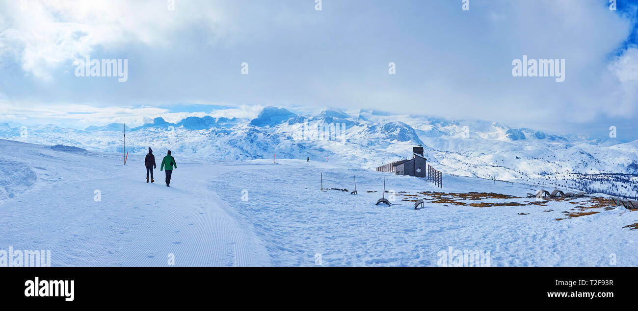 Besuchen Sie die bergkapelle Kapelle und ihre Sicht, mit Blick auf misty Dachstein Alpen, während Schneeschuhwanderung oder als Skifahren rest Point, Salzkammergut, Austri Stockfoto