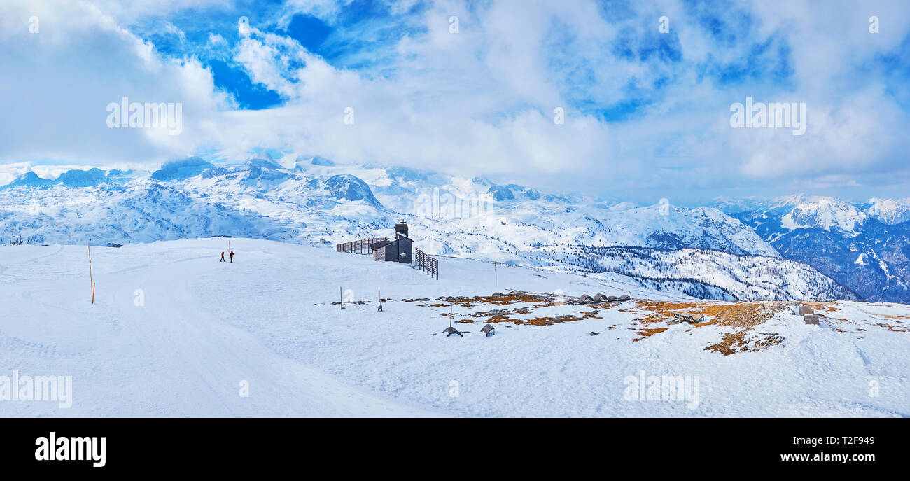 Panorama der superior Winterlandschaft von Dachstein Alpen mit Ski Trail und Bergkapelle Kapelle auf Kripeenstein Mount im Vordergrund, Salzkamm Stockfoto