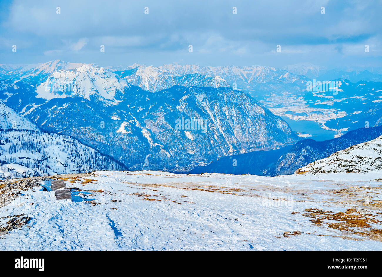 Der Aussichtspunkt am Krippenstein Berg öffnet sich der Blick auf die kristallklaren See Hallstattersee, worin große Berge von Dachstein Alpen, Salzkammergut, Stockfoto
