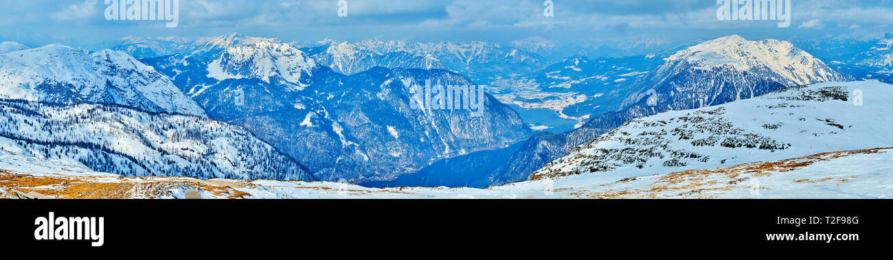 Genießen Sie den Winter Natur von Dachstein Alpen, Beobachtung der nebligen Bergen und tiefen blauen Hallstattersee See von oben Krippenstein, Salzkammerg Stockfoto