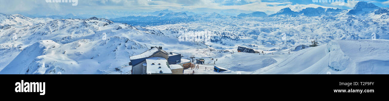 Beachten Sie die malerischen schneebedeckten Alpen im Winter, der Bergstation Dachstein-Krippenstein Seilbahn ist inmitten der weißen Hügeln, Salzkammergut, Austr gesehen Stockfoto