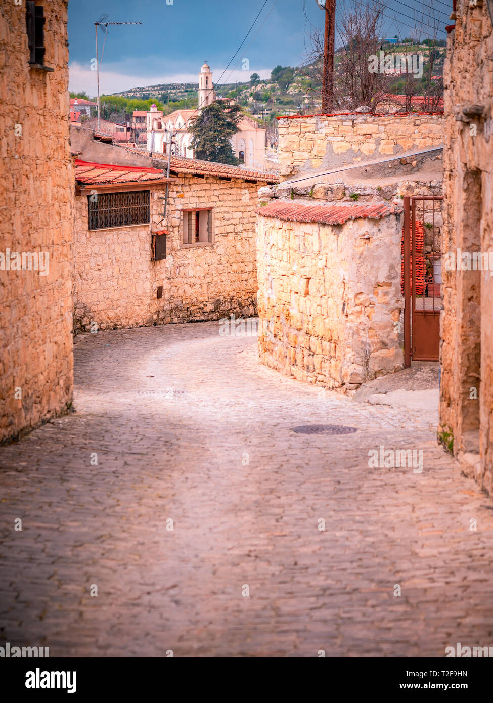 Alte Häuser aus Stein auf einem engen Gassen der malerischen, mittelalterlichen Stadt Lofou. Limassol District, Zypern Stockfoto
