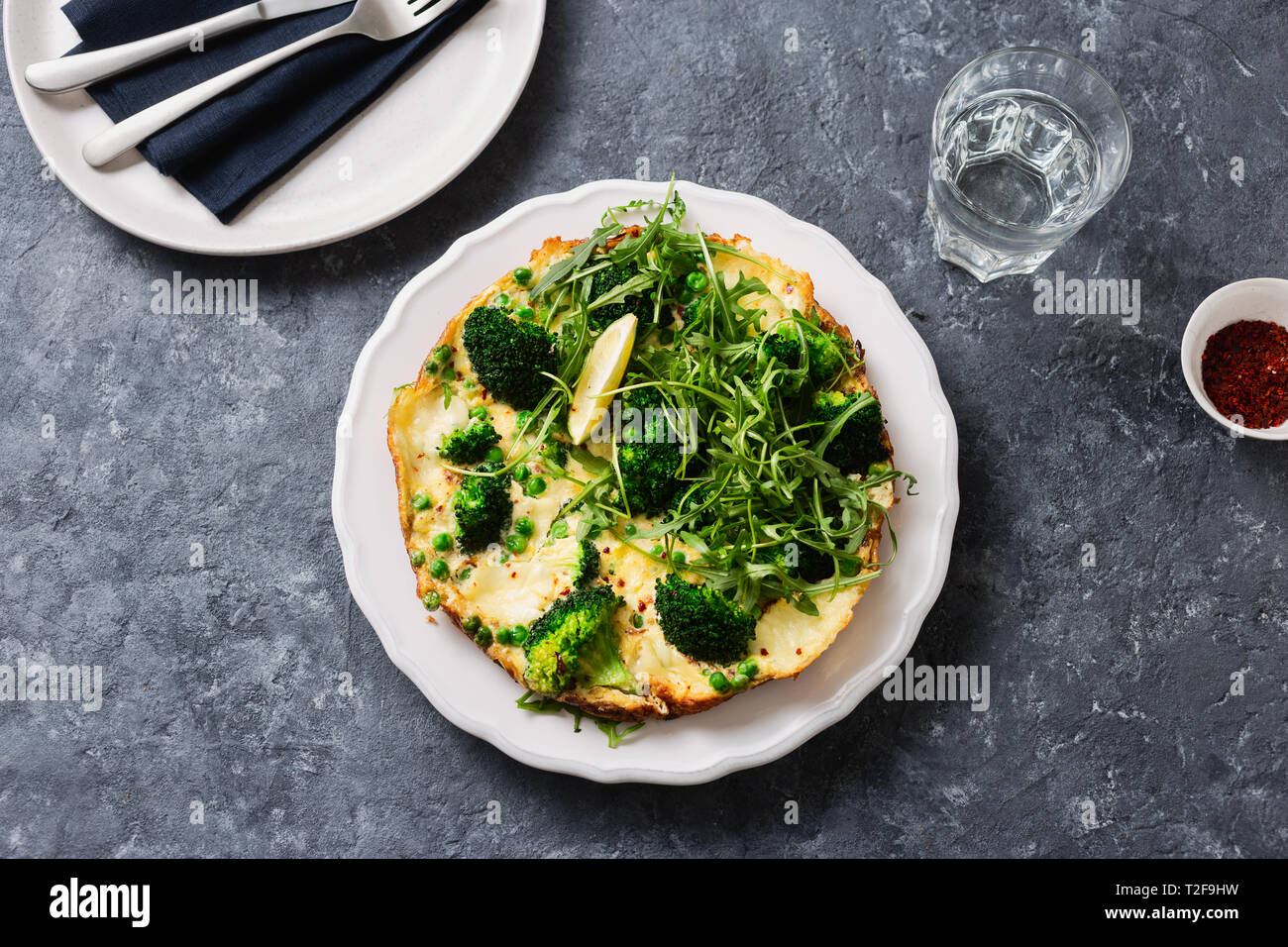 Platte mit Brokkoli frittata Draufsicht Stockfoto