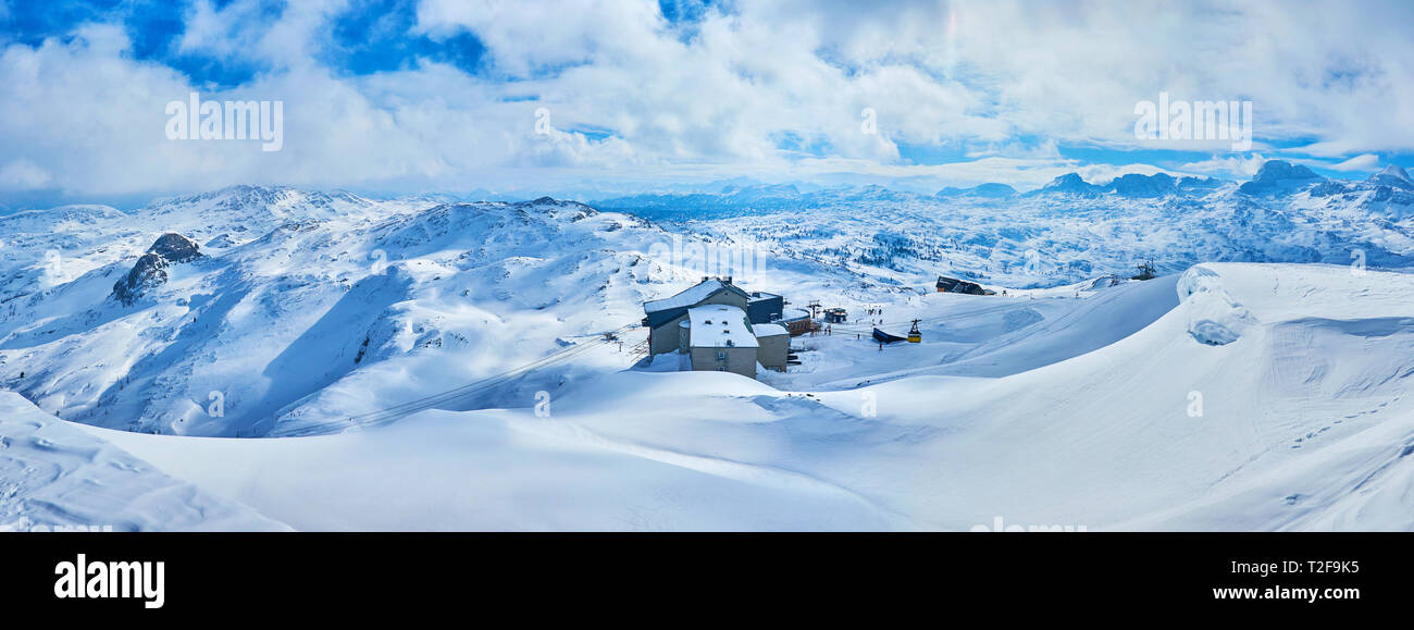 Berg Krippenstein zahlreiche perfekt Aussichtspunkte mit Blick auf die verschneite scharfen Spitzen der Dachstein Alpen und Wolken, laufen, um sie herum, Salzka Stockfoto