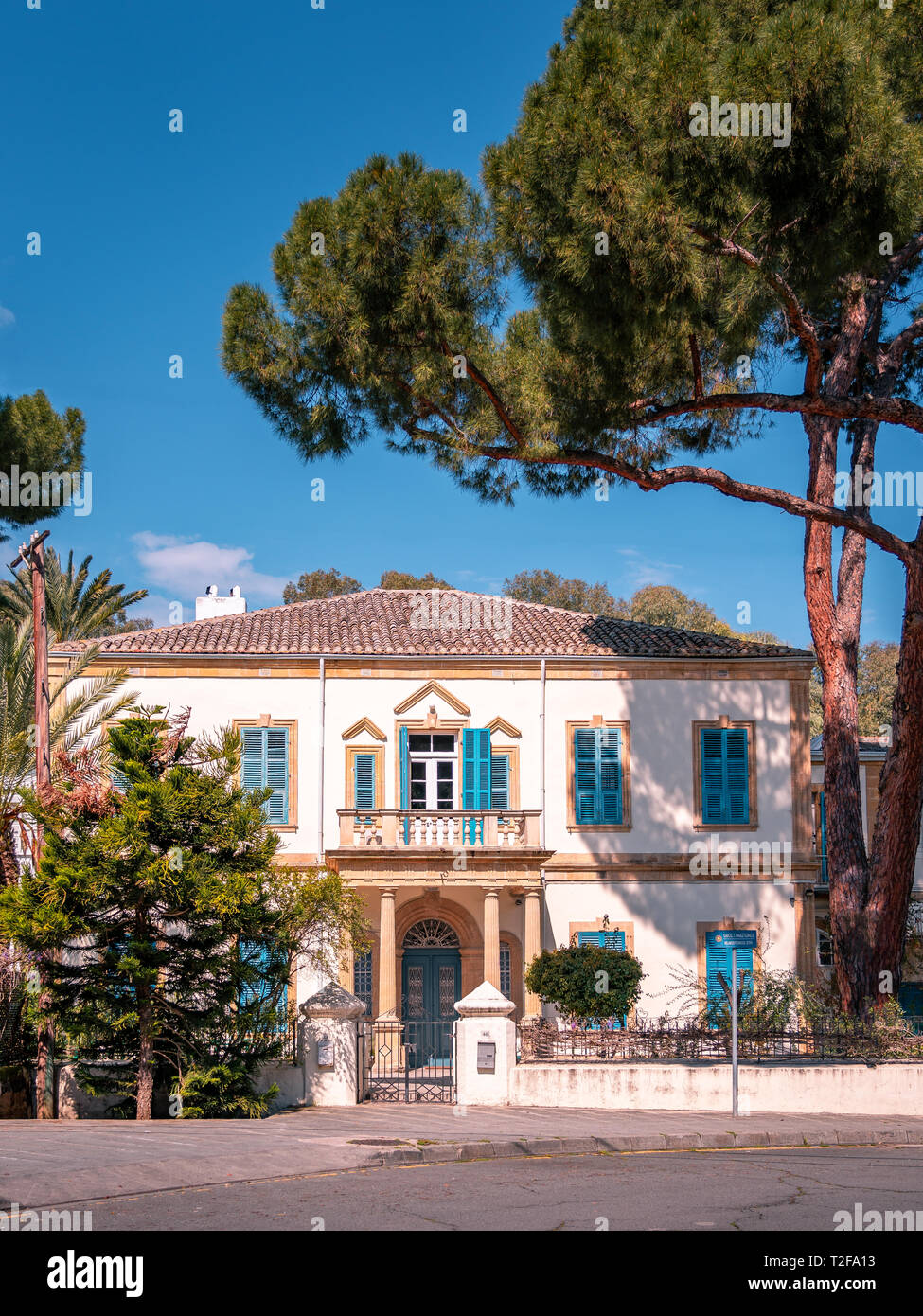 Schöne alte koloniale Architektur mit bunten Fenstern und Türen in der Altstadt von Nikosia, Zypern Stockfoto