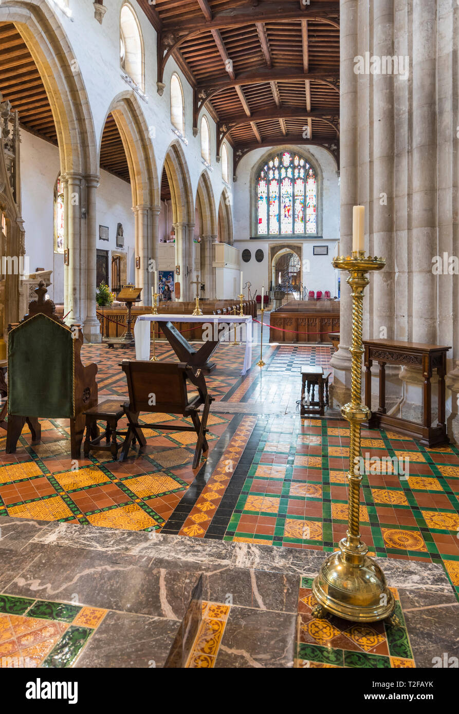 In der Pfarr- und Klosterkirche St. Nikolaus in Arundel, West Sussex, England, UK. Innenraum von St. Nikolaus, eine alte Kirche in Arundel. Stockfoto