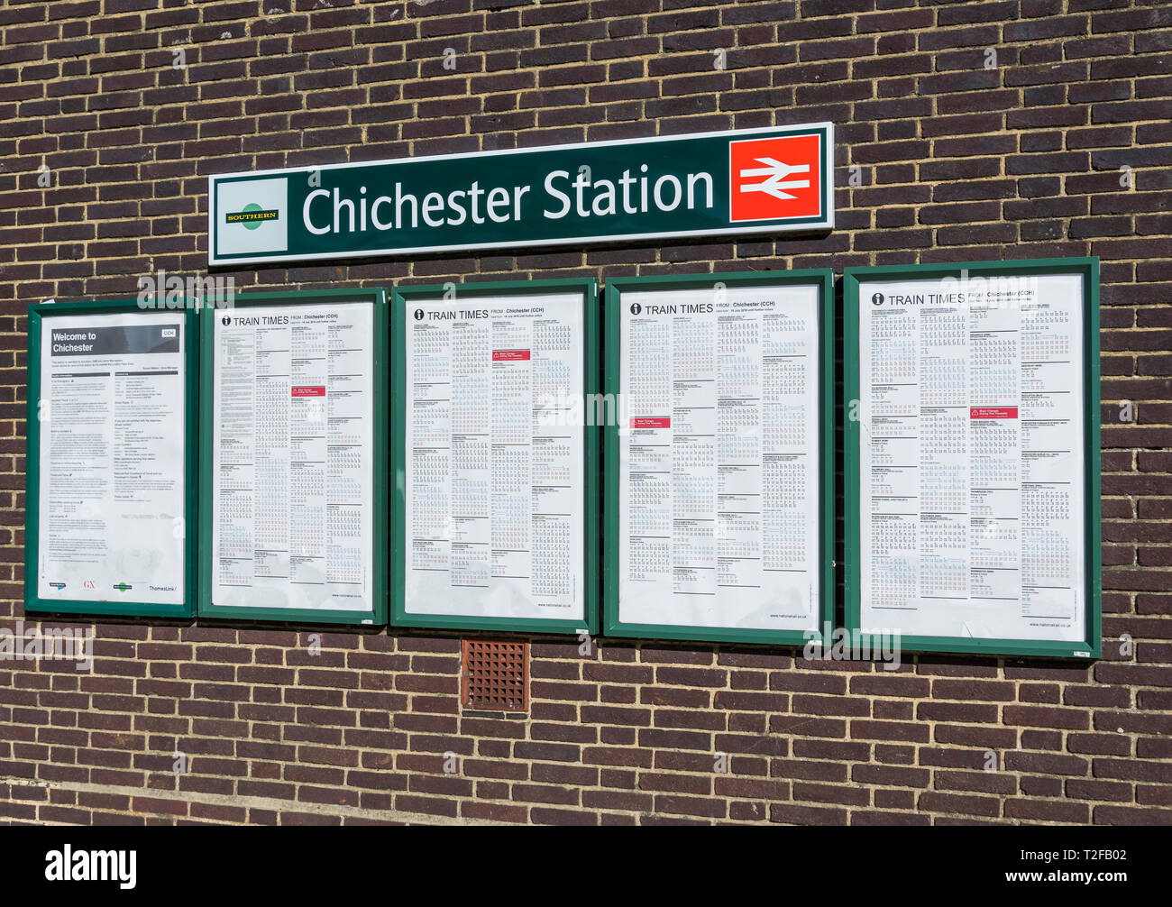 Zug mal auf einer Bahn Fahrplan Bahnhof in Chichester, West Sussex,  England, UK Stockfotografie - Alamy