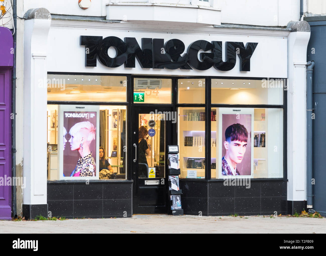 Toni & Guy Friseure shop in Worthing, West Sussex, England, UK. Stockfoto
