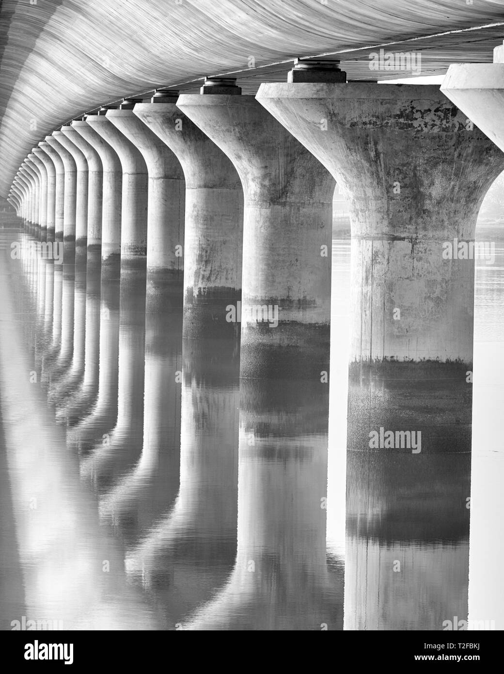 Clackmannanshire Bridge. Schwarz-Weiß-Bild von der Unterseite der Brücke. Schottland. Stockfoto