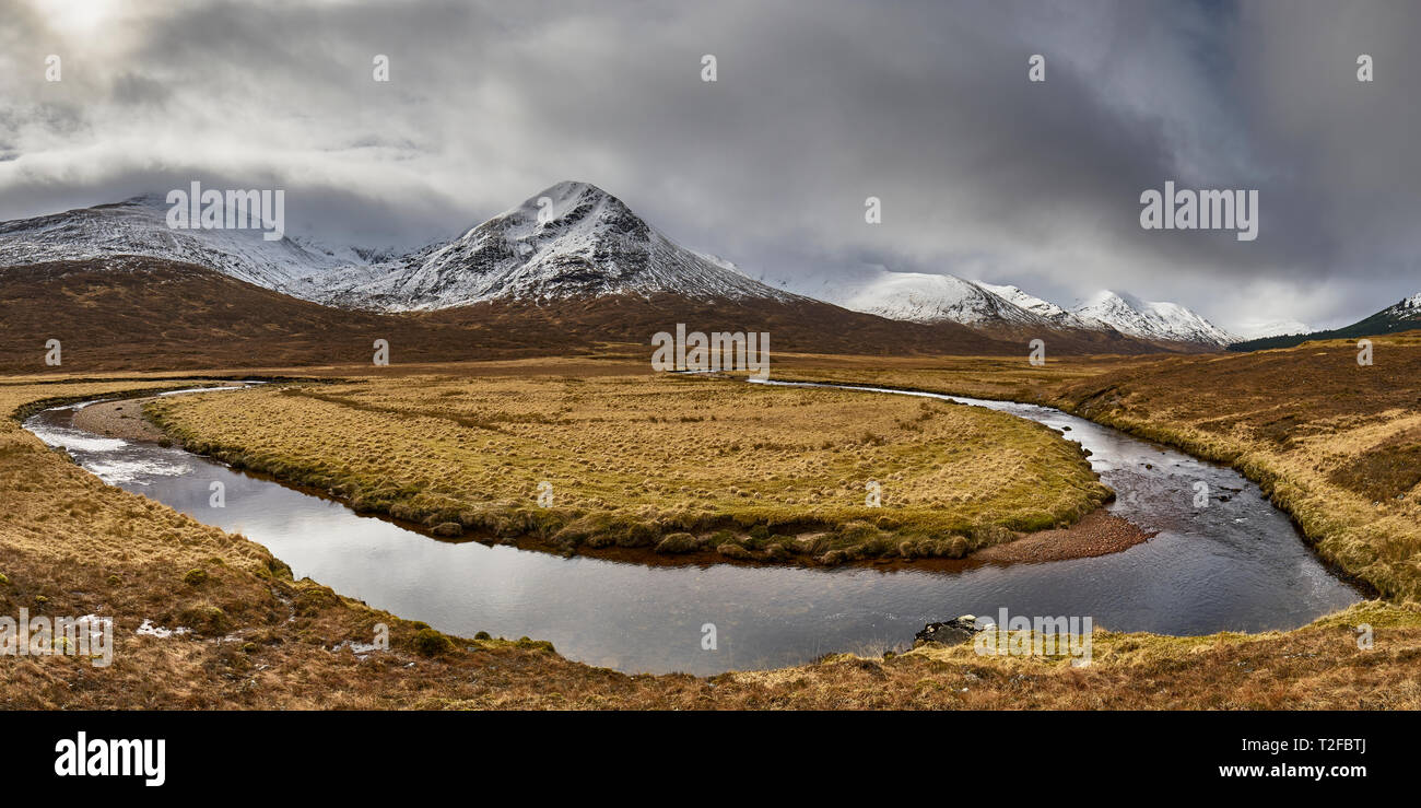 Der Fluss Cluanie und Süd Shiel Ridge, Glen Shiel, Highland, Schottland. Panorama Stockfoto