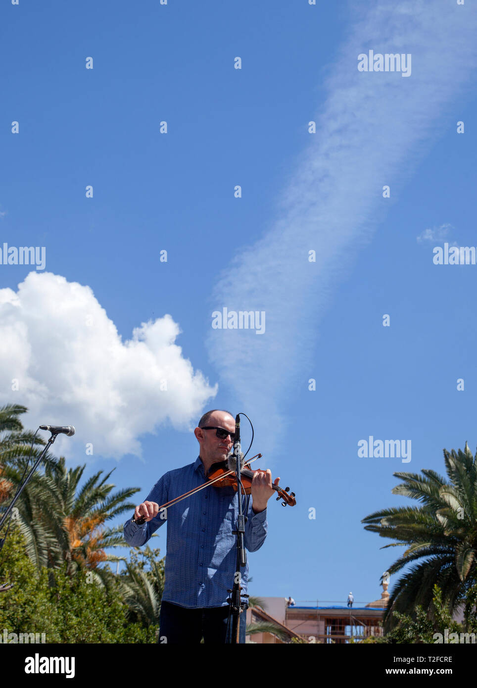 LAS PALMAS DE GRAN CANARIA, SPANIEN - 31. März: Julie Fowlis und ihrer Band Aqua-lounge im Parque Doramas als Teil des freien Programms Musica en El Parque, auf Stockfoto