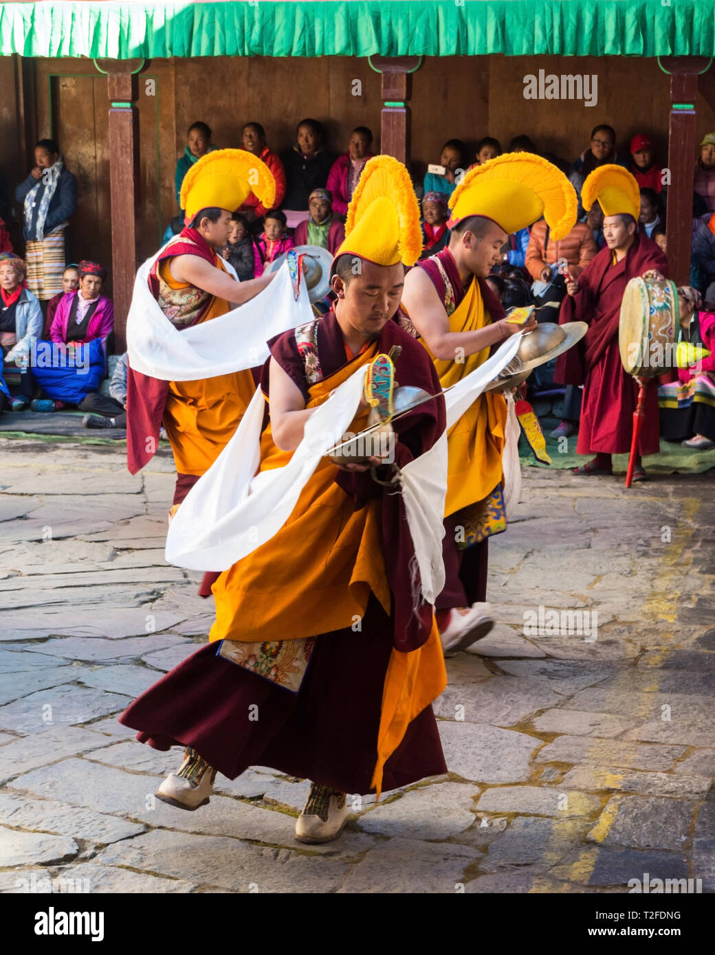 Gelb-hat-buddhistische Mönche Zimbeln spielen an die maskierten Tänze, Mani Rimdu Festival, Tengboche, Nepal Stockfoto