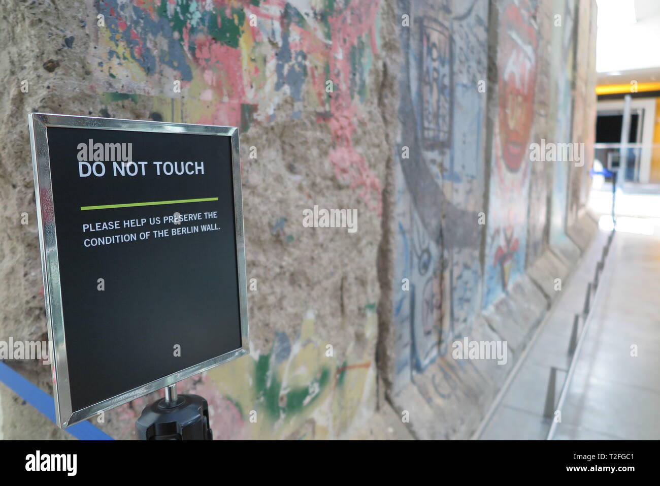 Washington, USA. 19 Mär, 2019. Ein Stück der Berliner Mauer ist in der Newseum Media Museum. Seit mehr als einem Jahrzehnt, das Newseum an der Pennsylvania Avenue in Washington hat ein stolzes Denkmal für Journalismus. Aber die Zukunft des Museums ist ungewiss. Ein düsteres Symbol für die Situation in der Medienbranche? (Dpa' in Zeiten der 'Fake News": US-Medien Museum droht das Ende') Credit: Maren Hennemuth/dpa/Alamy leben Nachrichten Stockfoto