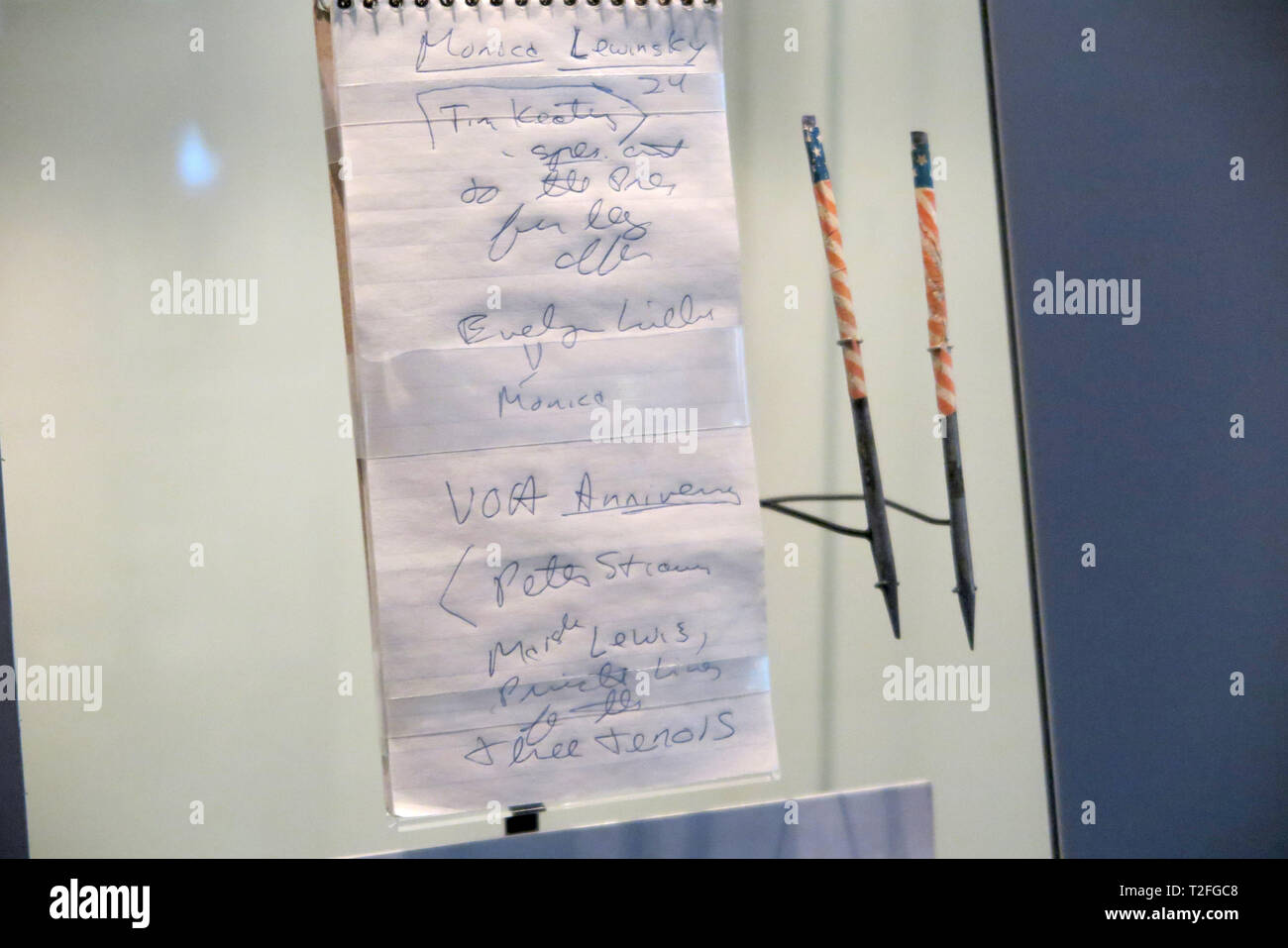 Washington, USA. 19 Mär, 2019. Ein Notizblock auf der Lewinsky Affäre im Newseum Media Museum. Seit mehr als einem Jahrzehnt, das Newseum an der Pennsylvania Avenue in Washington hat ein stolzes Denkmal für Journalismus. Aber die Zukunft des Museums ist ungewiss. Ein düsteres Symbol für die Situation in der Medienbranche? (Dpa' in Zeiten der 'Fake News": US-Medien Museum droht das Ende') Credit: Maren Hennemuth/dpa/Alamy leben Nachrichten Stockfoto