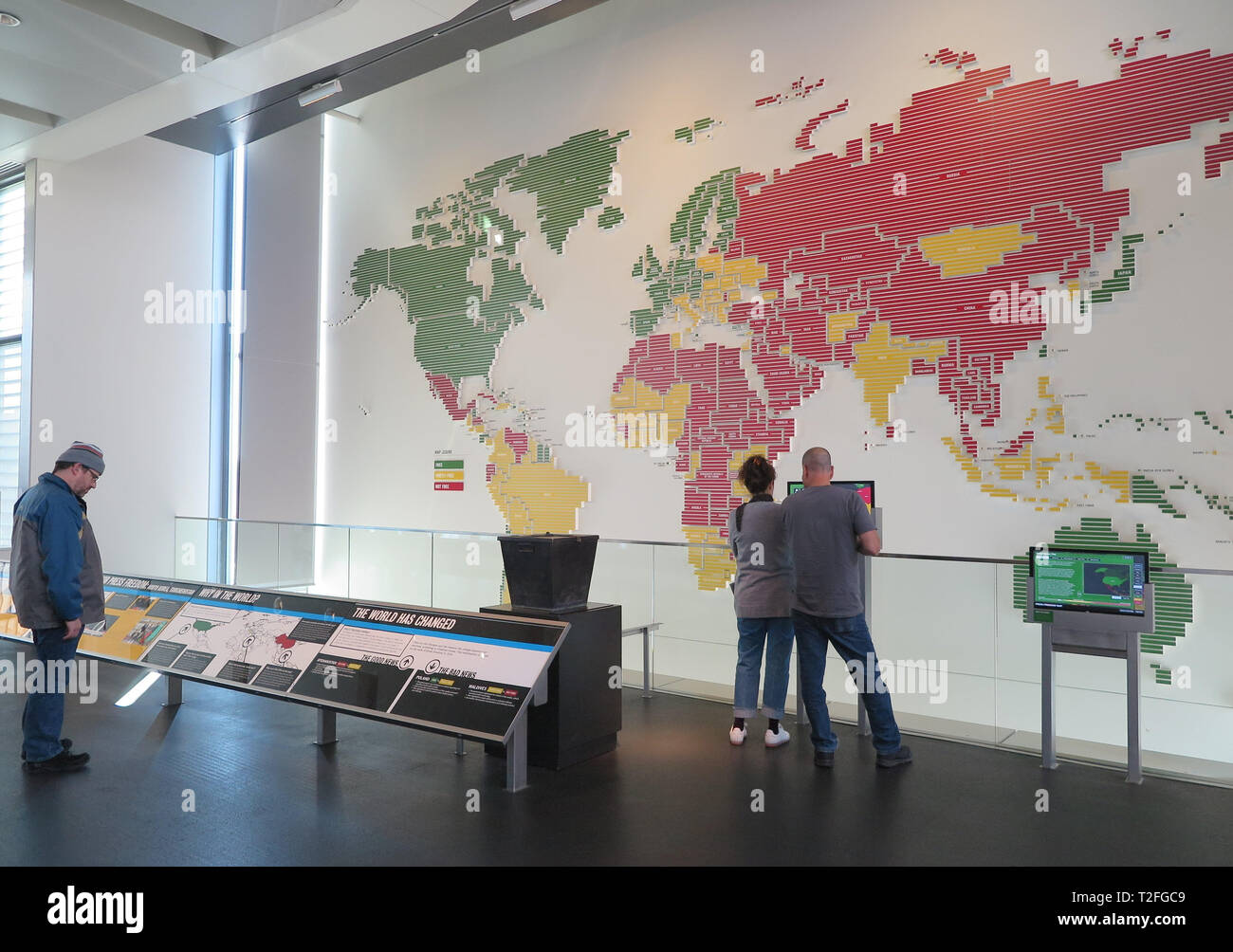 Washington, USA. 19 Mär, 2019. Die Besucher der Newseum Media Museum in Washington zeigt eine Weltkarte der Pressefreiheit. Seit mehr als einem Jahrzehnt, das Newseum an der Pennsylvania Avenue in Washington hat ein stolzes Denkmal für Journalismus. Aber die Zukunft des Museums ist ungewiss. Ein düsteres Symbol für die Situation in der Medienbranche? (Dpa' in Zeiten der 'Fake News": US-Medien Museum droht das Ende') Credit: Maren Hennemuth/dpa/Alamy leben Nachrichten Stockfoto