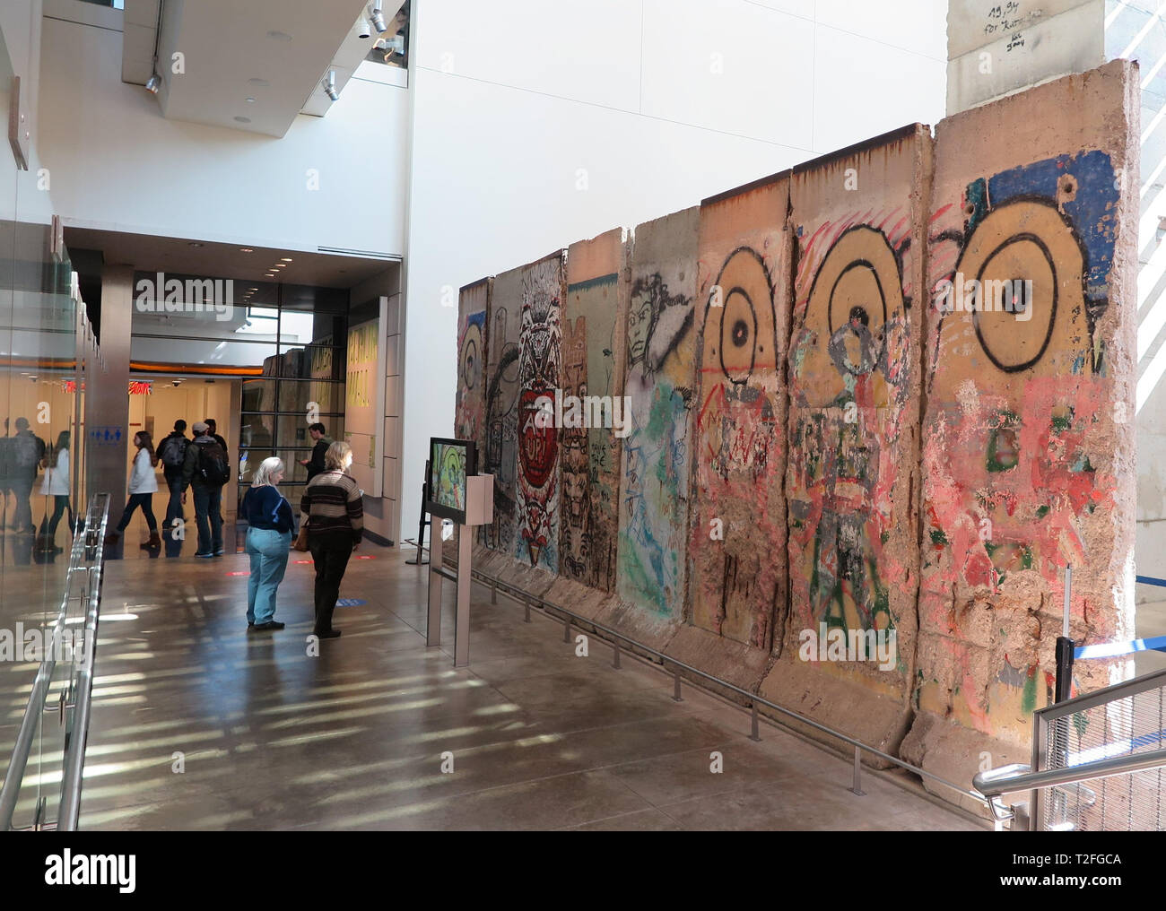 Washington, USA. 19 Mär, 2019. Ein Stück der Berliner Mauer ist in der Newseum Media Museum. Seit mehr als einem Jahrzehnt, das Newseum an der Pennsylvania Avenue in Washington hat ein stolzes Denkmal für Journalismus. Aber die Zukunft des Museums ist ungewiss. Ein düsteres Symbol für die Situation in der Medienbranche? (Dpa' in Zeiten der 'Fake News": US-Medien Museum droht das Ende') Credit: Maren Hennemuth/dpa/Alamy leben Nachrichten Stockfoto